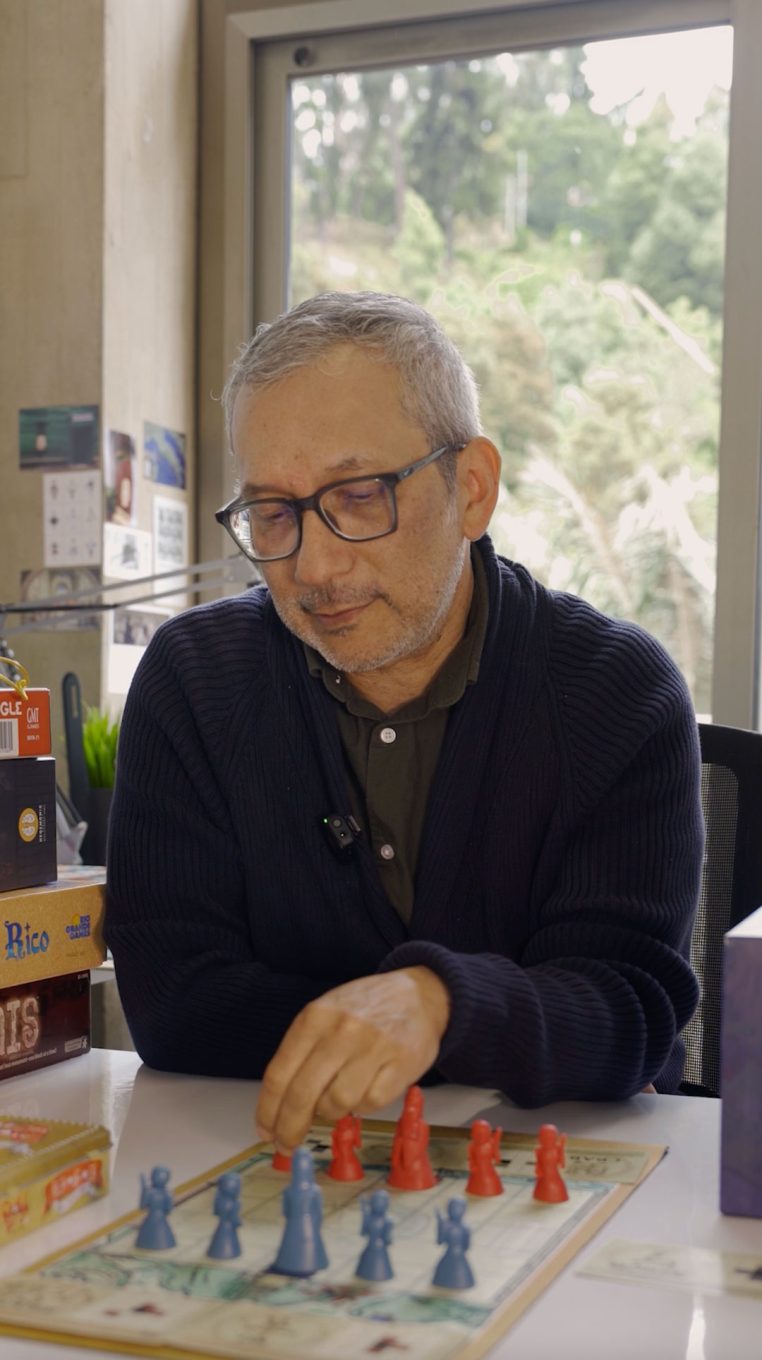 profesor César Peña - Juegos de mesa - una de sus grandes pasiones