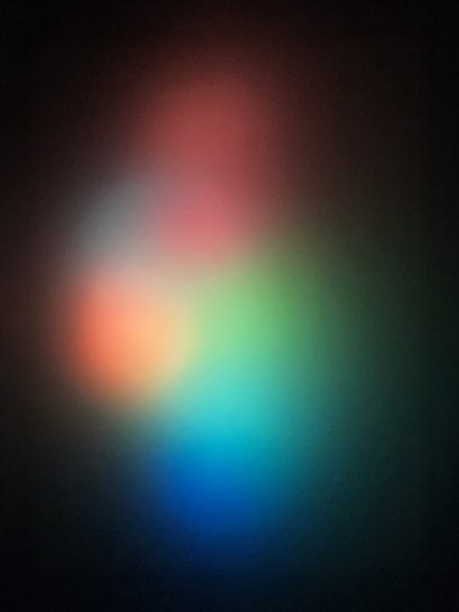 manchas de luz de colores sobre fondo negro