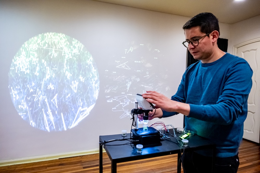 Jorge Bandera en el montaje de la exposición Micro&Macro
