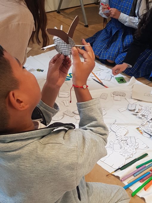 Niño jugando con un juguete de papel
