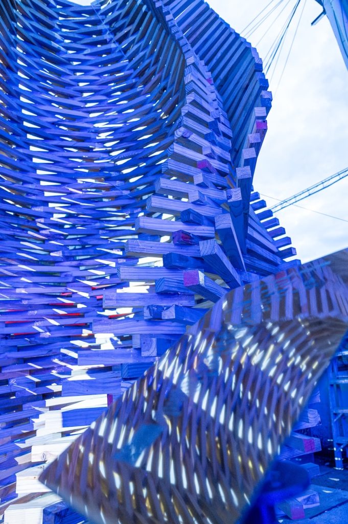 Listones de madera reciclada conforman una escultura